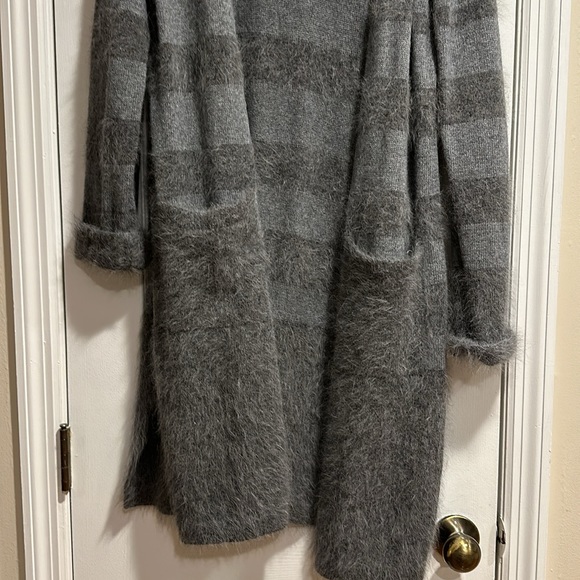 Beautiful 100% cardigan sweater with front pockets and side slits. - Picture 2 of 8